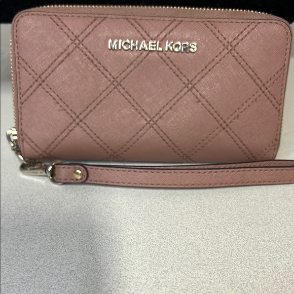 Michael Kors Handbags - Michael Kors Blush Quilted Wristlet